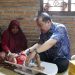 Pj Bupati Merangin didampingi Kadis PPKB  Serahkan Santunan  Balita  Stunting di Kecamatan Tabir