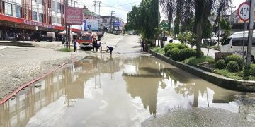 Dinas Damkar Merangin Lakukan Penyedotan Genangan Air di Jalan Tiga Jalur Depan Pertokoan