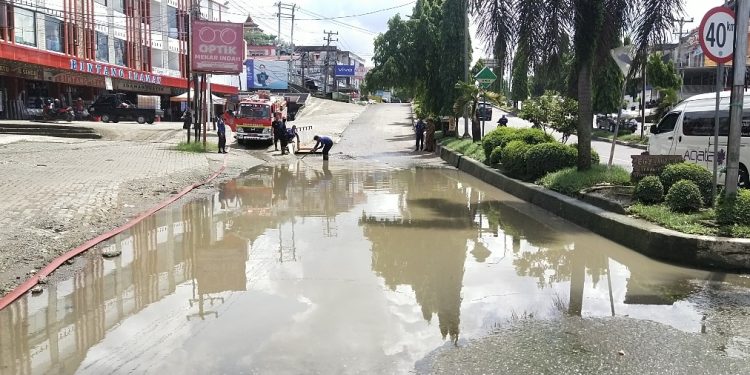 Dinas Damkar Merangin Lakukan Penyedotan Genangan Air di Jalan Tiga Jalur Depan Pertokoan