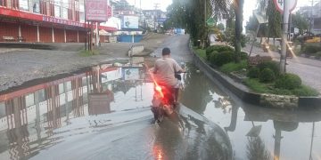 Air Kembali Rendam Jalan Tiga Jalur di Depan Pertokoan Kabupaten Merangin