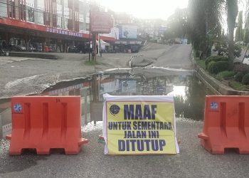 Demi Keselamatan, Jalan Tiga Jalur didepan Pertokoan Kabupaten Merangin Yang Masih Terendam Air ditutup Sementara