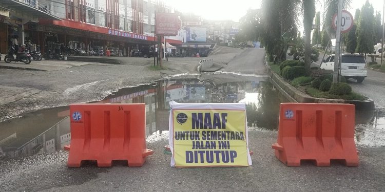 Demi Keselamatan, Jalan Tiga Jalur didepan Pertokoan Kabupaten Merangin Yang Masih Terendam Air ditutup Sementara