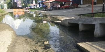 Genangan Air di Jalan Tiga Jalur Depan Pertokoan Merangin Mulai Muncul Lumut dan Berubah Warna, Masyarakat Minta Segera di Perbaiki