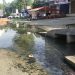 Genangan Air di Jalan Tiga Jalur Depan Pertokoan Merangin Mulai Muncul Lumut dan Berubah Warna, Masyarakat Minta Segera di Perbaiki