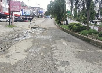 Sudah Kering Genangan Air di Jalan Tiga Jalur Depan Pertokoan Merangin Setelah dikeluhkan Masyarakat