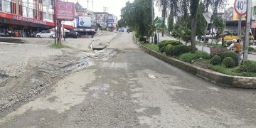 Sudah Kering Genangan Air di Jalan Tiga Jalur Depan Pertokoan Merangin Setelah dikeluhkan Masyarakat