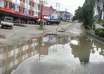 Pengendara Kembali Keluhkan Jalan Tiga Jalur Depan Pertokoan Merangin Masih Tergenang Air