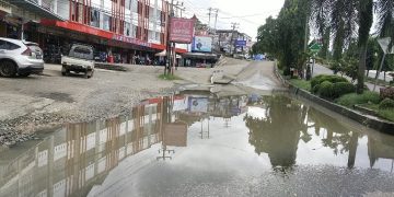 Pengendara Kembali Keluhkan Jalan Tiga Jalur Depan Pertokoan Merangin Masih Tergenang Air