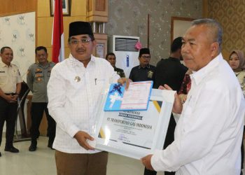 Bupati Tanjab Barat Berikan Penghargaan Kepada Pengelola PBB-P2 Terbaik