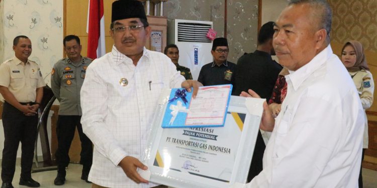 Bupati Tanjab Barat Berikan Penghargaan Kepada Pengelola PBB-P2 Terbaik