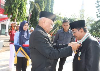 Membangun Aparatur Berintegritas, Bupati Tanjab Barat Raih Bintang Astha Brata