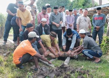 Bupati Tanjab Barat Berikan Bantuan Rp 20 Juta untuk Masjid Nurul Huda dan Satu Ekor Sapi dari Baznas Pusat