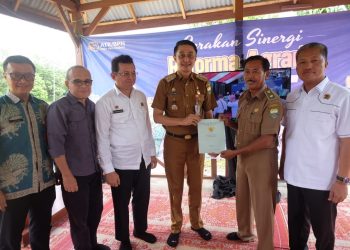 Pj Bupati Bachyuni Deliansyah Serahkan Sertifikat Tanah di Desa Tangkit