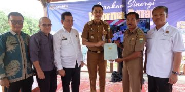 Pj Bupati Bachyuni Deliansyah Serahkan Sertifikat Tanah di Desa Tangkit