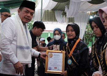 Gubernur Al Haris Berikan Hadiah Umroh Santri Hafidz 30 Juz Ponpes Nurul Jadid Singkut