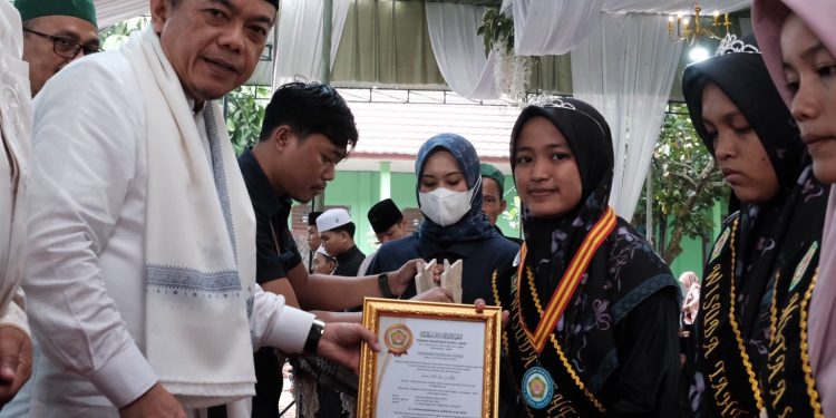 Gubernur Al Haris Berikan Hadiah Umroh Santri Hafidz 30 Juz Ponpes Nurul Jadid Singkut