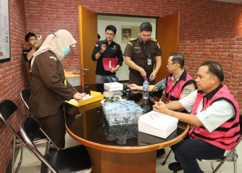 Tim Penyidik Kejaksaan Agung Serahkan Dua Orang Tersangka Beserta Barang Bukti Ke Jaksa Penuntut Perkara Korupsi Timah