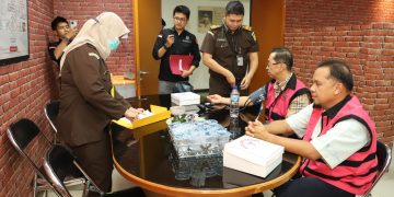 Tim Penyidik Kejaksaan Agung Serahkan Dua Orang Tersangka Beserta Barang Bukti Ke Jaksa Penuntut Perkara Korupsi Timah