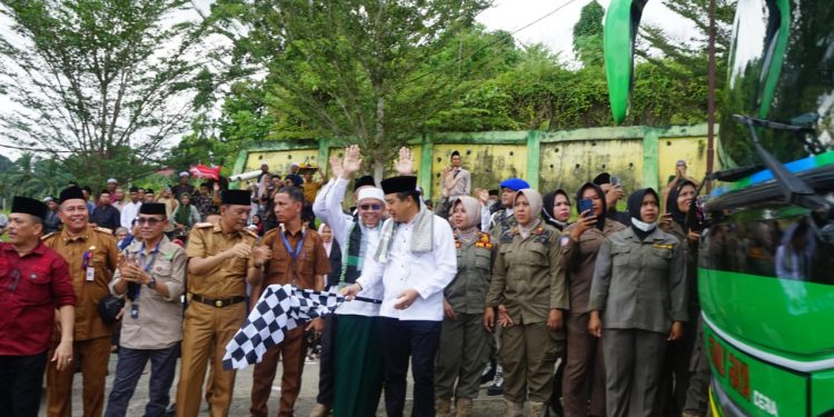 Pj Bupati Merangin Melepas Keberangkatan Calon Jamaah Haji Kloter 24 