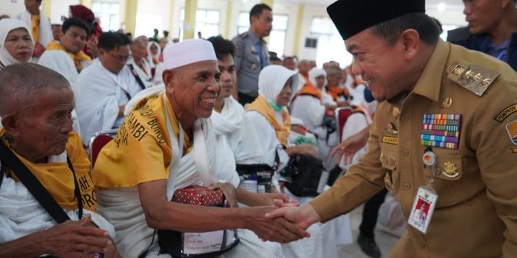 Lepas JCH Kloter 23, Gubernur Al Haris: Pemprov Jambi Komitmen Berikan yang Terbaik Bagi Jemaah