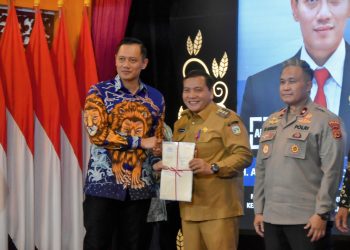 Serahkan Sertifkat Tanah Elektronik di Jambi, Menteri ATR/BPN : Masyarakat di Minta Datang langsung Ke Kantor Jangan Gunakan Calo