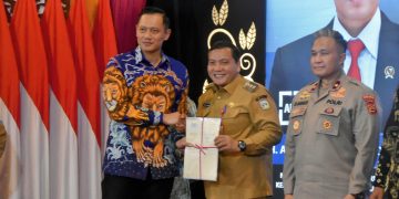 Serahkan Sertifkat Tanah Elektronik di Jambi, Menteri ATR/BPN : Masyarakat di Minta Datang langsung Ke Kantor Jangan Gunakan Calo