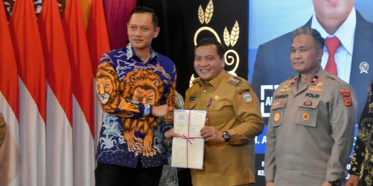 Serahkan Sertifkat Tanah Elektronik di Jambi, Menteri ATR/BPN : Masyarakat di Minta Datang langsung Ke Kantor Jangan Gunakan Calo