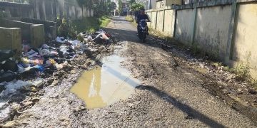 Jalan Rusak Berlubang di Lorong Mukminin Samping Kantor Samsat Lama Merangin dikeluhkan Pengendara Bermotor