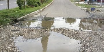 Pengendara Kembali Keluhkan Jalan di Depan Dealer Tunas Motor Kabupaten Merangin Yang Belum Tersentuh Perbaikan