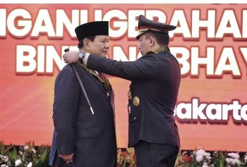 Menhan Prabowo Terima Penganugerahan Tanda Kehormatan Bintang Bhayangkara Utama di Mabes Polri