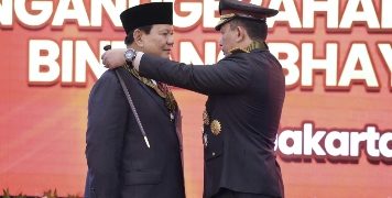 Menhan Prabowo Terima Penganugerahan Tanda Kehormatan Bintang Bhayangkara Utama di Mabes Polri