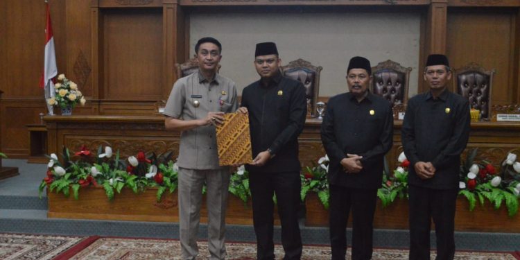 Pj Bupati Bersama Sekda Hadiri Paripurna Rekomendasi LKPJ Bupati Tahun 2023