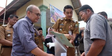 PJ Bupati Muaro Jambi Serahkan Sertifikat Redistribusi Tanah di Desa Talang Belido