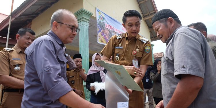 PJ Bupati Muaro Jambi Serahkan Sertifikat Redistribusi Tanah di Desa Talang Belido