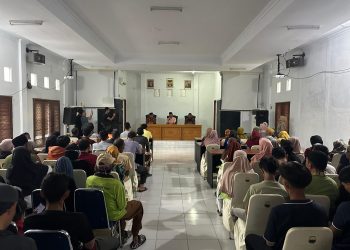 Pj Bupati Muaro Jambi Serahkan Bantuan Sosial Kepada Tenaga Kebersihan