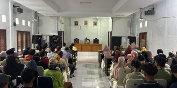 Pj Bupati Muaro Jambi Serahkan Bantuan Sosial Kepada Tenaga Kebersihan