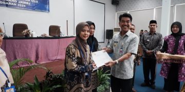 Pj Bupati Raden Najmi Secara Resmi Tutup Pelatihan Kader Posyandu Desa Se-Kecamatan Kumpeh Ulu