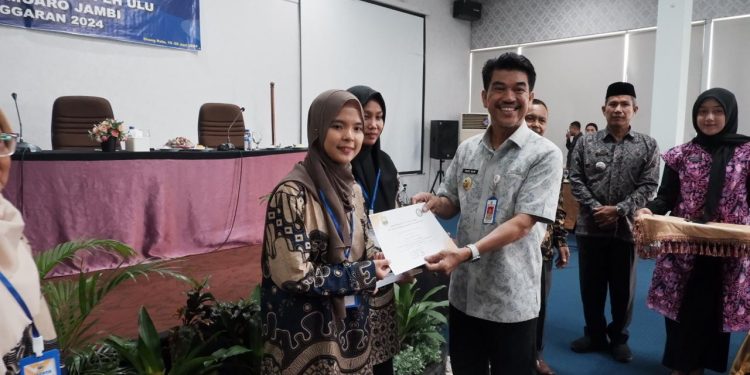 Pj Bupati Raden Najmi Secara Resmi Tutup Pelatihan Kader Posyandu Desa Se-Kecamatan Kumpeh Ulu