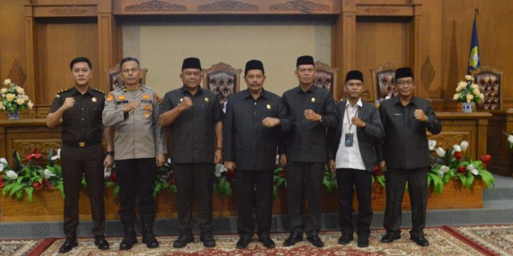 Sekda Muaro Jambi Hartono Hadiri Paripurna Dalam Hal Penyampaian Hasil Reses TA 2024
