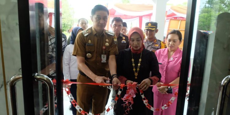 Pj Bupati Muaro Jambi Beserta Ketua PKK Secara Resmi Buka Galeri Dekranasda