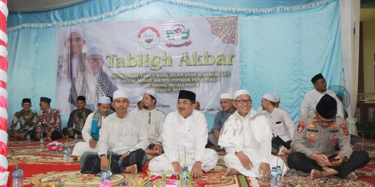 Bupati Tanjab Barat Hadiri Tabligh Akbar dan Reuni Akbar Menyambut Tahun Baru Islam 1446 H