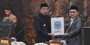 Pj Bupati Merangin Dengarkan Pandangan Umum Fraksi Pada Paripurna DPRD Tentang Ranperda APBD 2023