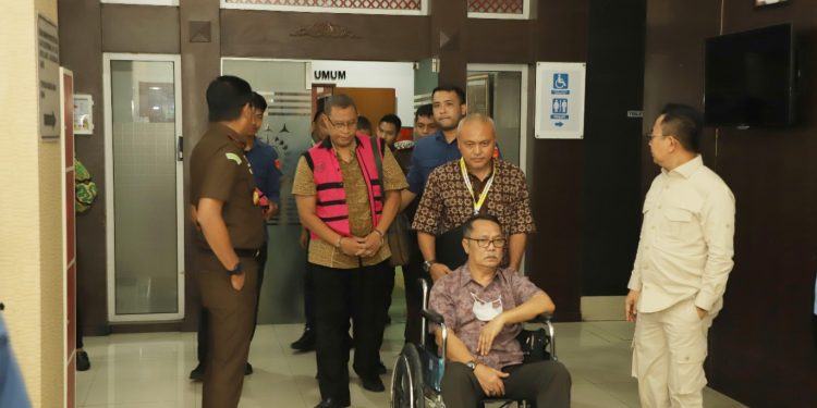 Tim Jaksa Penyidik Serahkan 3 Tersangka dan Barang Bukti Kasus Korupsi Komoditas Timah Ke Jaksa Penuntut Umum
