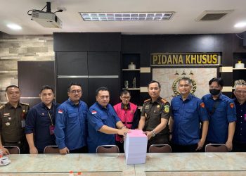 Jaksa Penyidik Serahkan RD Tersangka dan Barang Bukti Kasus Korupsi Impor Gula PT SMIP Ke Jaksa Penuntut Umum