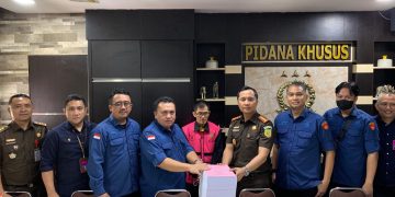 Jaksa Penyidik Serahkan RD Tersangka dan Barang Bukti Kasus Korupsi Impor Gula PT SMIP Ke Jaksa Penuntut Umum