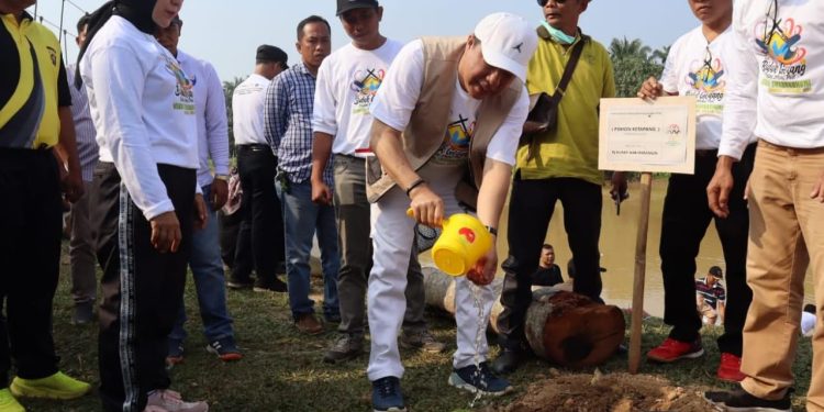 Kenduri Swarnabhumi Diawali Senam Massal Geopark, Pj Bupati Merangin Tanam Pohon dan Tabur Benih Ikan 