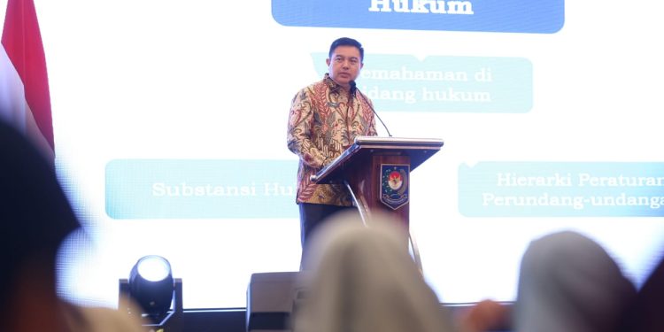 Plt. Sekjen Kemendagri Serukan Penyederhanaan Regulasi dan Tingkatkan Kualitas Diri Bagian Hukum