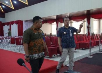 Pj Bupati H Mukti didampingi Plt Sekwan Pantau Persiapan Pelantikan 35 Anggota DPRD Merangin 2024-2029