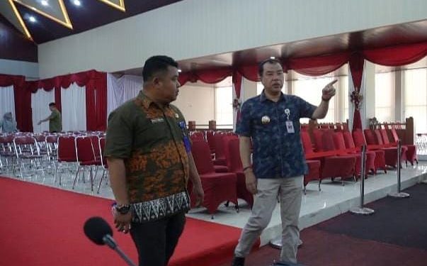 Pj Bupati H Mukti didampingi Plt Sekwan Pantau Persiapan Pelantikan 35 Anggota DPRD Merangin 2024-2029