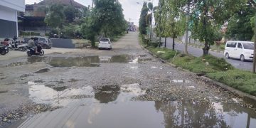 Belum diperbaiki, Jalan Berkubang di Depan Dealer Tunas Motor Kabupaten Merangin dikeluhkan Pengendara